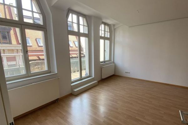 JÄGERHOF * Innenstadt* helle 2 Zimmer-Whg. mit gr. Balkon* sep. Küche* Bad m. Wanne