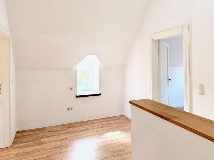 PROVISIONSFREI * HISTORISCHER CHARME & NEUBAUKOMFORT * A+ EFFIZIENZ * BAUERNHAUS AUF HOFANLAGE – Der Flur im OG