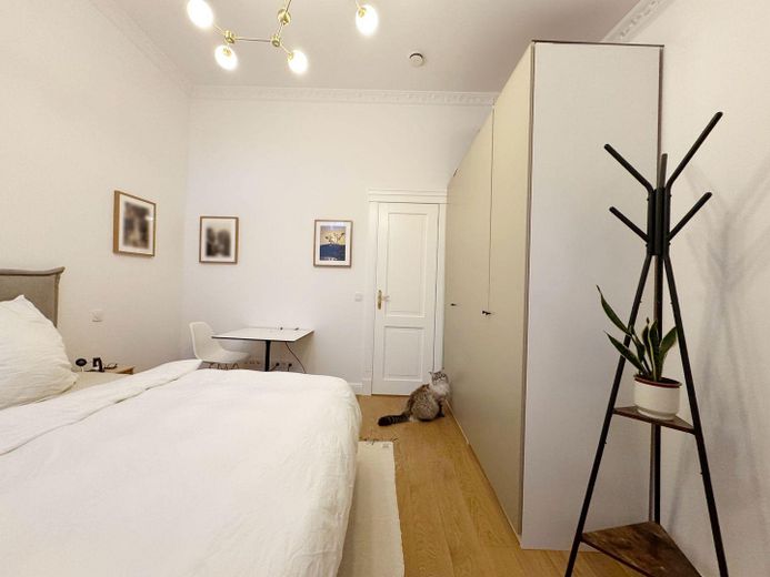 Kernsanierter Altbau mit Aufzug im 3. OG: 2 Zimmer, Designküche & Einbauschränke & Vorhänge nach Maß – Schlafzimmer (Mieterbild)