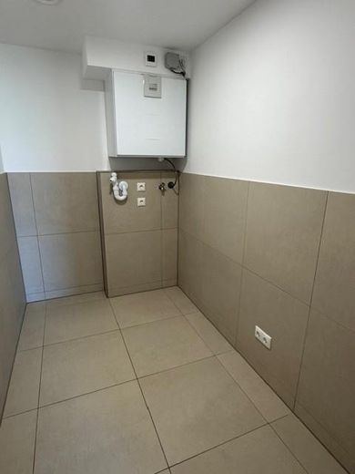 ¡Apartamento de 4 habitaciones con cocina americana y gran balcón! ¡Moderno, cómodo y excelentemente comunicado! – Hauswirtschaftsraum