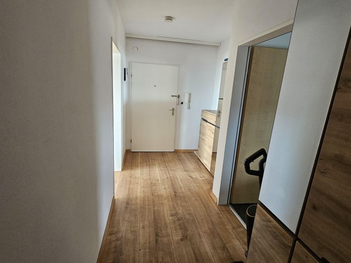 familienfreundliche 3-Zi-Whg in ruhiger, verkehrsgünstiger Lage in Empelde von Privat – Flur zum Eingang