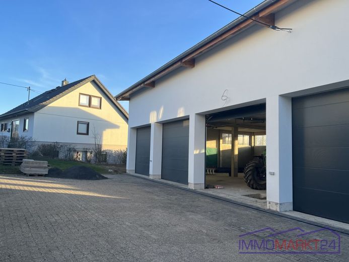 Große Garage mit Lagerung in Neunkirchen-Seelscheid zu vermieten – Tore in Halle