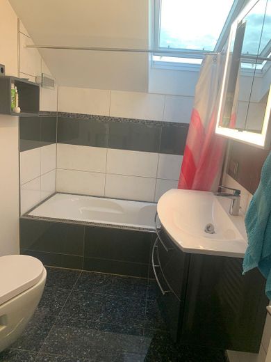 5 Zimmer saniertes helles großzügiges Haus in 63263 Neu-Isenburg " Einzugsfertig" Energie D 110 – Elternbad im Dach 