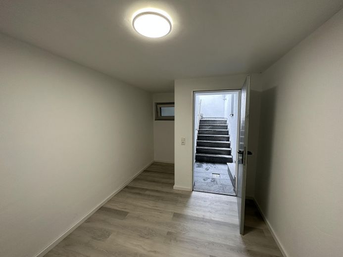 Premium 3-Zimmer-Maisonette-Wohnung mit offener Wohn-Ess-Küche, Dachterrasse & Fußbodenheizung – Kellerraum