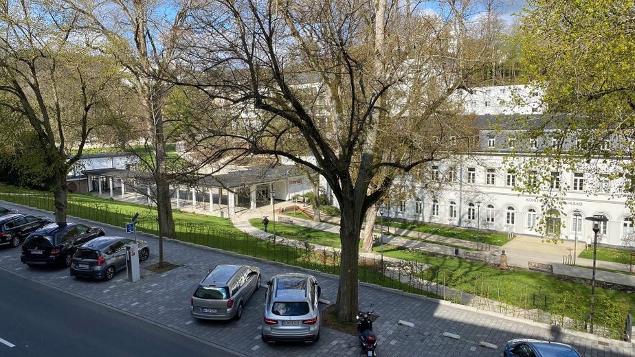 Schöne, sanierte DG Wohnung (95m²) in zentraler Kurparklage – Blick in den Kurpark