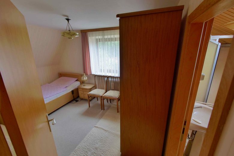Gepflegtes Einfamilienhaus mit Nebengebäuden & großem Grundstück – Zimmer I OG