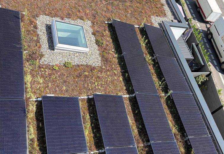 Dach mit Teilen der PV-Anlage