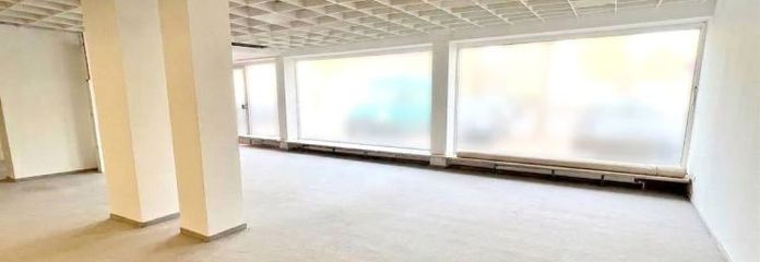 Negozio e locali commerciali vicino al centro, in posizione privilegiata, con ampia vetrina