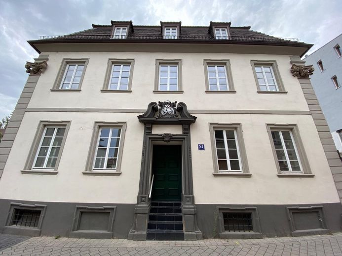 Helle Altbau-Stadtvilla 3-Zimmer-Erdgeschosswohnung inkl. moderner Einbauküche, Stadtzentrum – Frontansicht Römerstraße