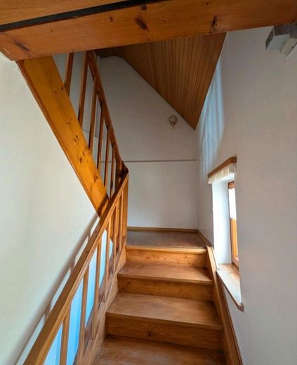 Ruhiges Einfamilienhaus freistehend mit großem Garten und Garagen – Photo 6
