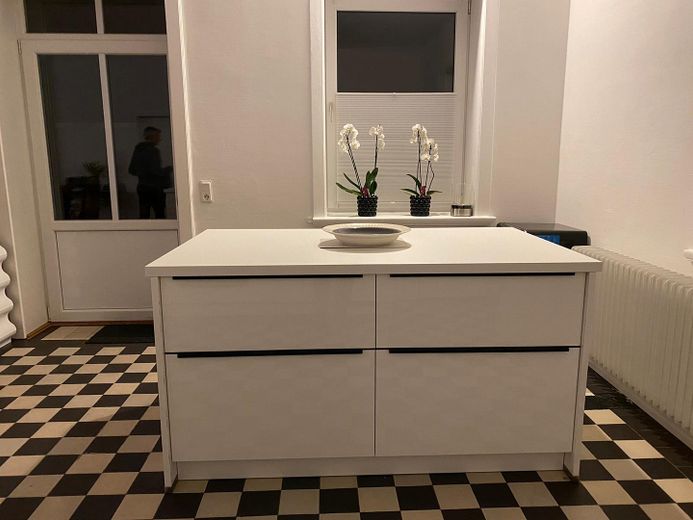 Erdgeschosswohnung in schmucker Stadtvilla – Kücheninsel