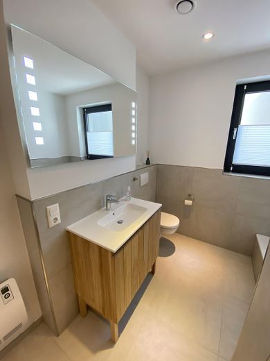 Jasne mieszkanie typu loft z tarasem szuka nowego najemcy – Badezimmer_1