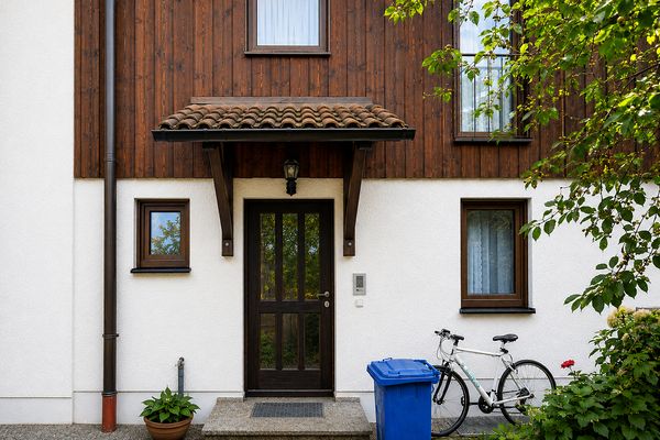 Zmodernizowany środkowy segment szeregowca z ogrodem, balkonem i piwnicą w Monachium-Perlach