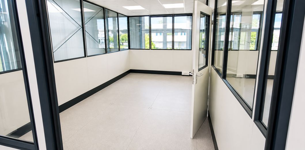 Eigenständige, hochwertige Gewerbeeinheit mit Halle, Büros & Galerie – direkt an der B12 – 14_Halle_Büro_OG_1_18qm