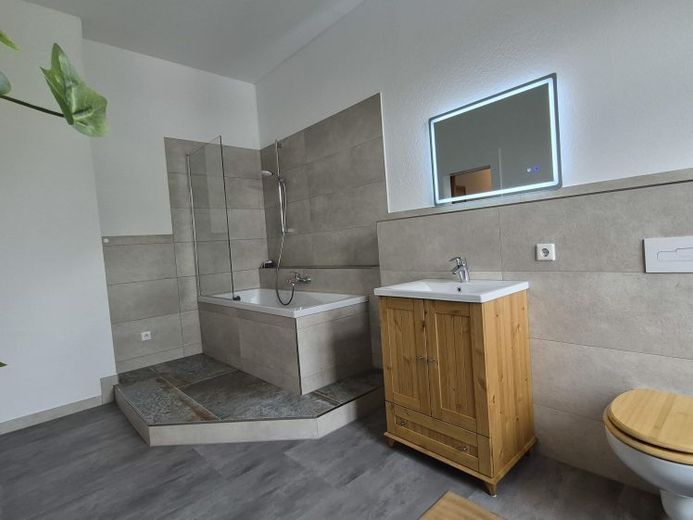 + + + Traumhaft schöne, neu renovierte 3-Zimmer-Wohnung mit Wintergarten – 103 m² Wohnkomfort + + + – Photo 1