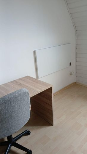 Renoviertes WG Zimmer in bevorzugter Lage in Bad Cannstatt (bitte Handynummer angeben) – Heizpanel