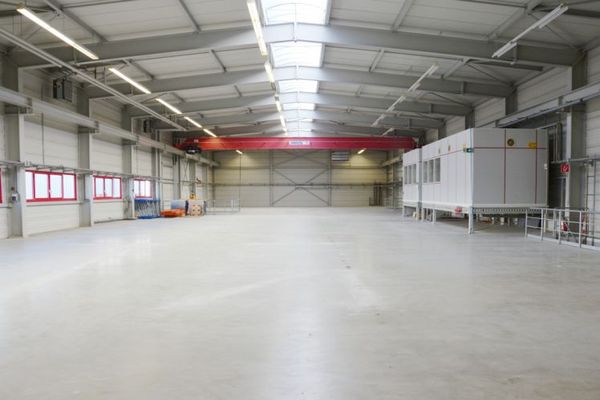 Lager-/Produktions-/Montagehalle - Mehrfläche möglich - 10t Kran - an der B29 Richtung AA/Stuttgart