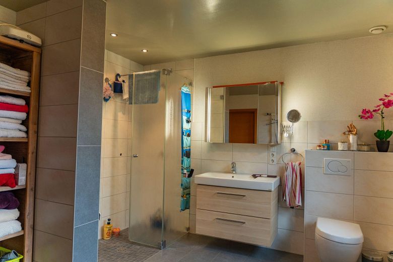 Vielseitige Gewerbeimmobilie in Wietmarschen OT Lohne: Halle, Büro & Wohnhaus – Badezimmer EG Haus