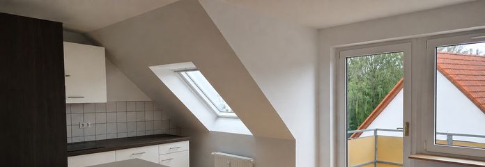 Attraente appartamento mansardato con balcone, posto auto e soffitta aggiuntiva – Wohnzimmer mit offener Küche