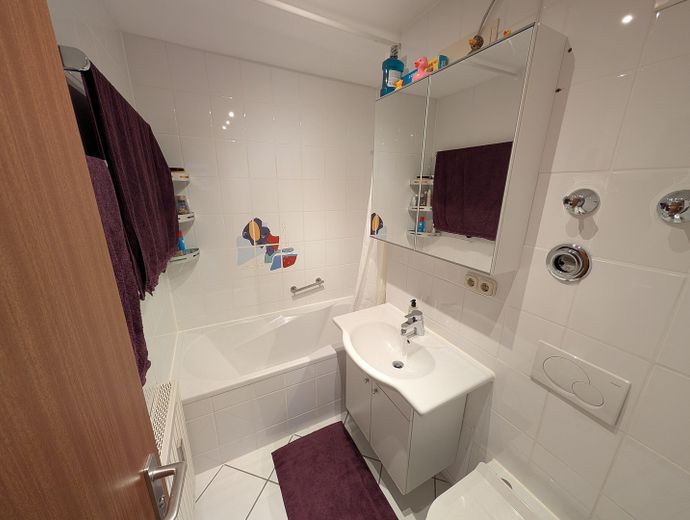 Ruhige 4-Zimmer-Wohnung, ohne Provision, von Privat, nahe Erholungsgebiet mit Südbalkon – Badezimmer
