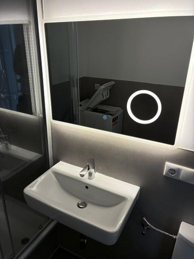 Frisch renovierte 2-Zimmer-Wohnung mit Balkon & Einbauküche – ideal für WG oder Singlehaushalt – Foto 3