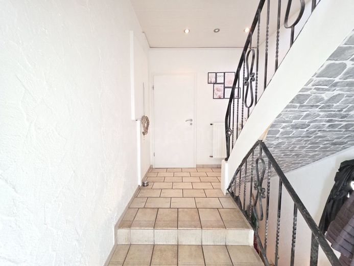 ++ MODERNISIERTES EINFAMILIENHAUS + SONNENTERRASSE + 2 GARAGEN IN RUHIGER LAGE!! ++ – EINGANGSBEREICH