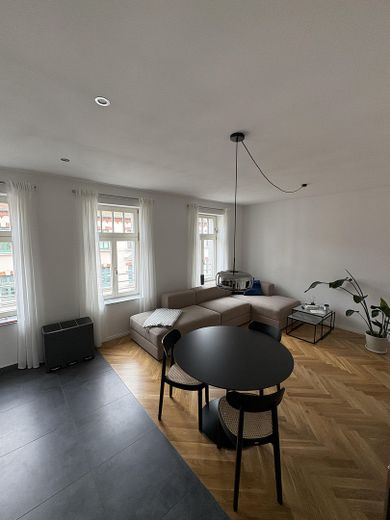 Apartamento de 3 habitaciones recién reformado, con cocina equipada de lujo y amplio balcón, en alquiler – Foto 2