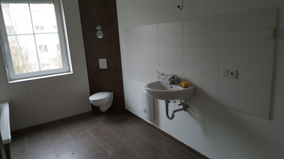 Luminoso piso de tres habitaciones con baño de alta calidad y luz natural – Bad