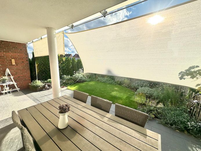 Moderno piso de 3 habitaciones en planta baja con jardín, eficiencia energética A+ – Privater Garten