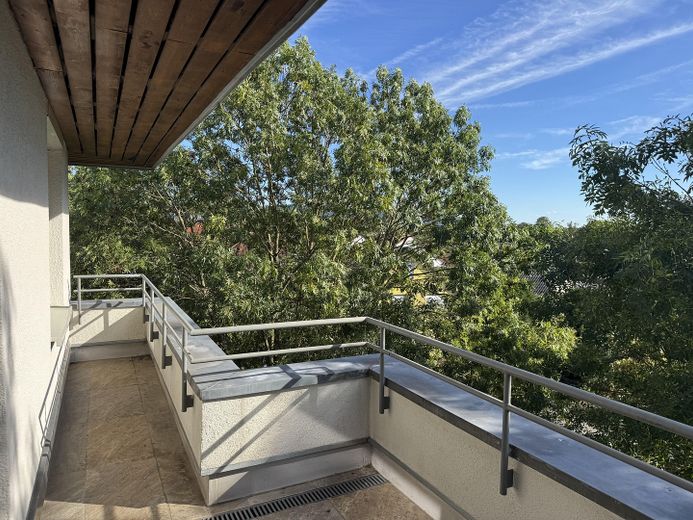 Renovierte 4-ZKB mit Terrasse und Balkon ins Grüne, EBK, 2 Stellplätze – bezugsfrei, provisionsfrei – Terrasse