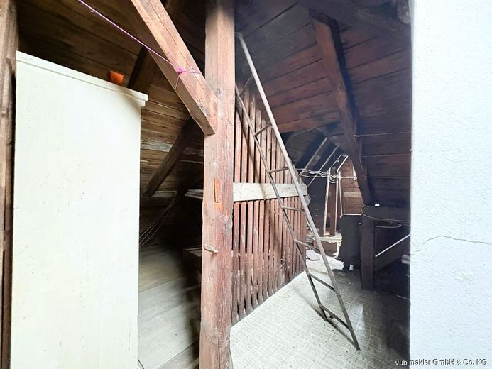 Zweifamilienhaus in Rehau mit großzügiger Wohnfläche und vielseitiger Nutzung – VUB0002431-16