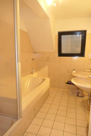 Gran casa adosada con 2 viviendas independientes: vivienda en propiedad de 4-5 habitaciones y vivienda en propiedad de 3 habitaciones, junto al campo – Soutt: Bad, Wanne, Dusche