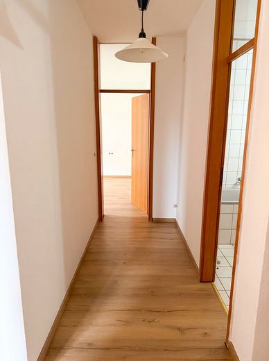 Helle 2-Zimmer-Wohnung in Kornwestheim | Terrasse, Garten, TG, renoviert & E-Rollläden – Flur 
