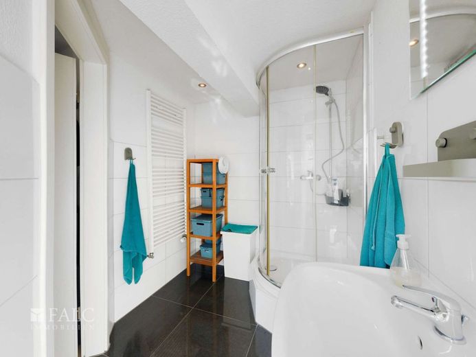 Maisonetteflair trifft Stadtleben: Stilvolle 3 Zimmerwohnung über den Dächern von Elberfeld! – Kinder Badezimmer