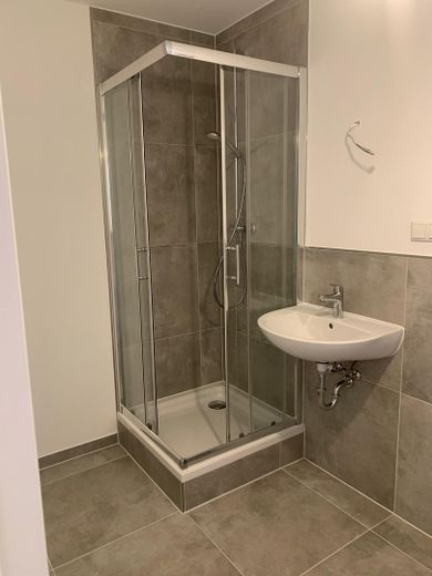 Erstbezug nach Sanierung: Helle 2,5-Zimmer-Wohnung mit Weitblick, Aufzug & TG in Heusenstamm – Badezimmer mit Dusche