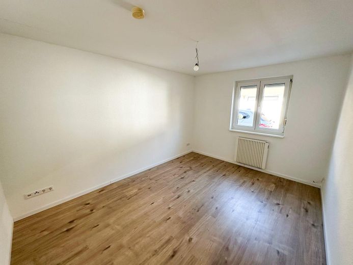 Bel appartement de 3 pièces au rez-de-chaussée avec cuisine équipée, cave et place de parking à KÜN-Nagelsberg – Zimmer 3