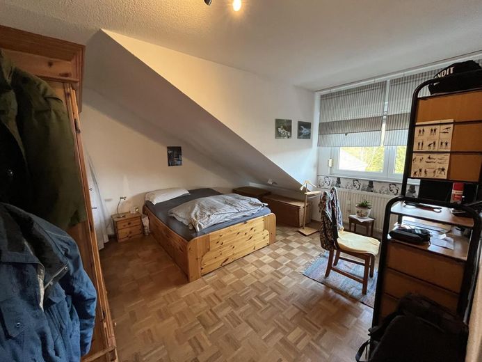 Herten’de sundurmalı ve garajlı, bakımlı 2 odalı çatı katı dairesi – Schlafzimmer