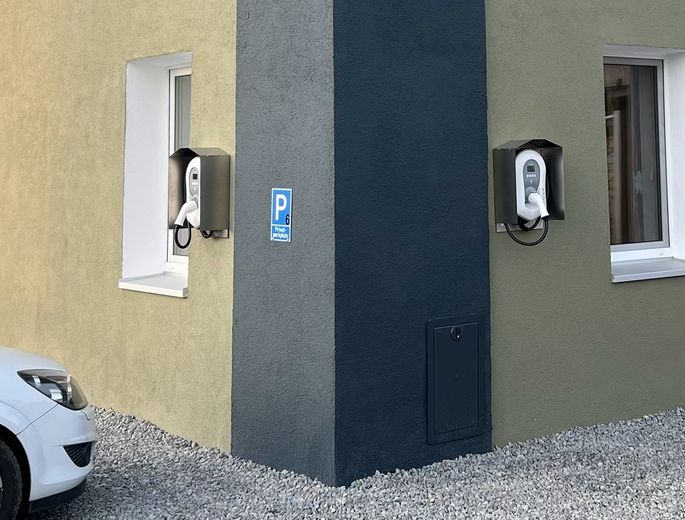 Straubing yakınlarında 11 konut birimli apartman – tamamen kiralanmış ve komisyonsuz – Wallbox / Ladestation