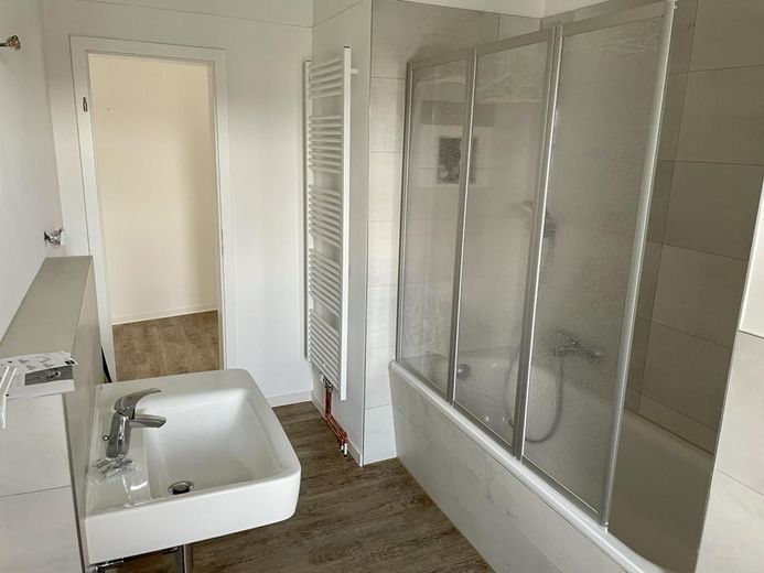 SOFORT: 77qm 2-Zimmer 3. Etage DG Markkleeberg | 3min S-Bahn | 5min agra-Park | saniert 2022 – Bad