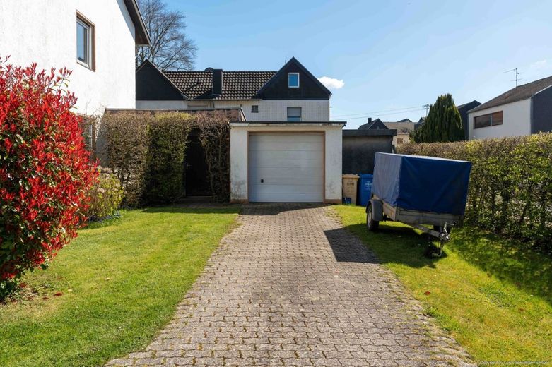 Viel Raum für Familie &amp; Ideen - Charmantes Haus mit Garten in Bonn-Niederholtorf – Garage