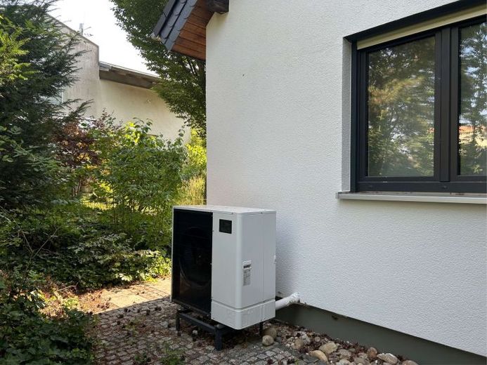 Casa unifamiliare rappresentativa, riqualificata energeticamente, con appartamento indipendente, a pochi passi dall’Università di Gießen! – Photo 1