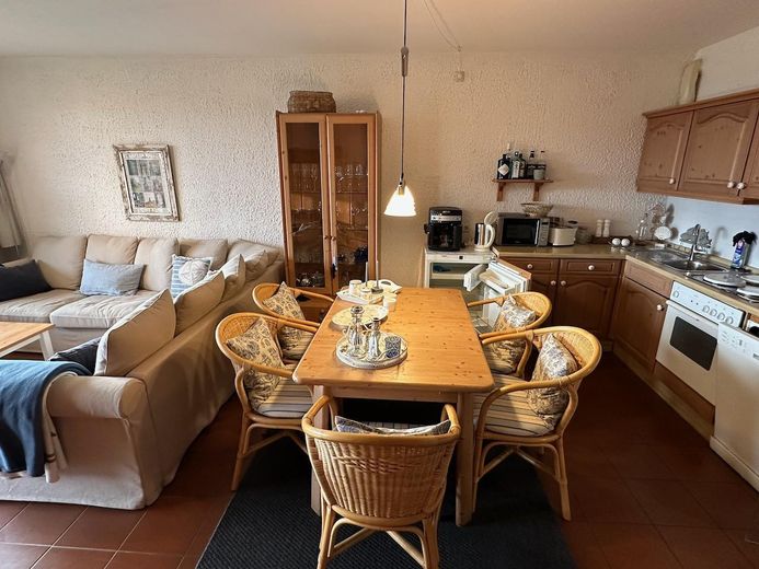 Ostsee-exklusive Ferienwohnung mit Kamin in Top-Lage ✅ ohne Provision ✅ – Essbereich
