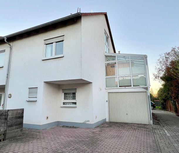 Sıra evin uç birimi – Haus und Stellplätze