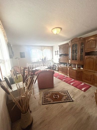 *Ländlicher Bungalow mit viel Potenzial - auf einer Ebene wohnen, naturnah leben* – Wohnzimmer