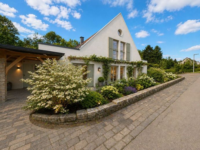 Charakterimmobilie mit Einliegerwohnung auf außergewöhnlichem Naturgrundstück – Designvorschlag