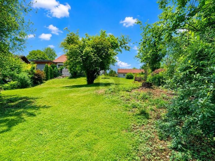 ATTRACTIVE SOUTH-FACING SLOPE WITH POTENTIAL – Foto 1