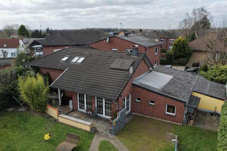 Freistehendes Einfamilienhaus mit Einliegerwohnung – Aussen 1