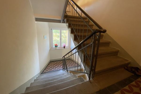 Appartamento ristrutturato di recente con 2 locali e moderno bagno con luce naturale - subito disponibile!