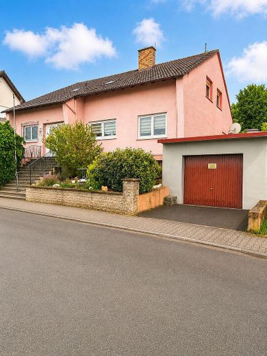 Provisionsfrei! Großzügiges Ein-/Zweifamilienhaus mit Garage & Garten in Klein-Umstadt – Foto 1