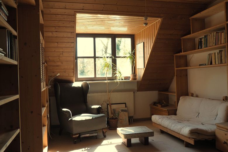 Bücherzimmer mit Gartenblick